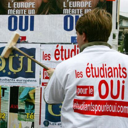 Jóvenes estudiantes por el <i>sí </i>pegan carteles en favor de la Constitución europea en la ciudad de Lille.