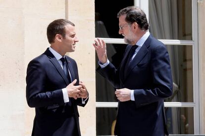 El presidente del Gobierno, Mariano Rajoy, con el Presidente francés, Emmanuel Macron, en París, el 16 de junio.  REUTERS/Etienne Laurent/Pool