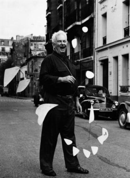 Calder, en París, en 1953, en una foto cedida por su fundación.