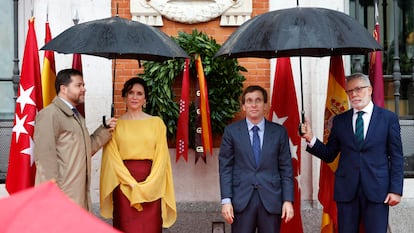La presidenta de la Comunidad de Madrid, Isabel Díaz Ayuso, y el alcalde de Madrid, José Luis Martínez-Almeida, durante el homenaje a los Héroes del 2 de Mayo en Madrid