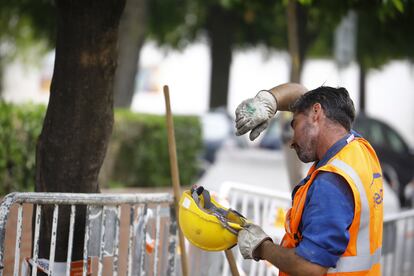 Un trabajador de la construcción se seca el sudor durante la jornada de trabajo en plena ola de calor, este sábado en Córdoba.
