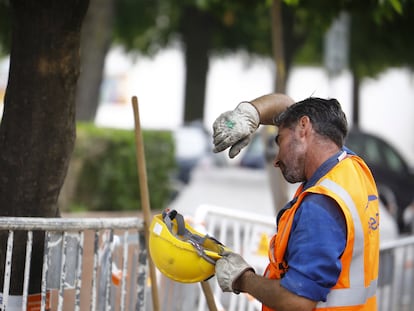 Un trabajador de la construcción se seca el sudor durante la jornada de trabajo en plena ola de calor, este sábado en Córdoba.