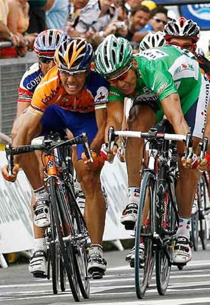 Robbie McEwen (a la derecha) carga contra Óscar Freire en la línea de meta.