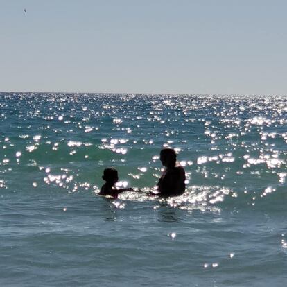 "Cuando te veo así, horas metido en el agua entreteniéndola, es como si viviera una regresión... Por todas esas horas a remojo y un millón de cosas más... Felicidades papá! Te quiero!", ha escrito Paula Echevarría junto a una imagen de su padre y su hija Daniella en el mar.