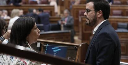 La portavoz del PSOE, Margarita Robles, conversa con Alberto Garz&oacute;n, de Unidos Podemos.