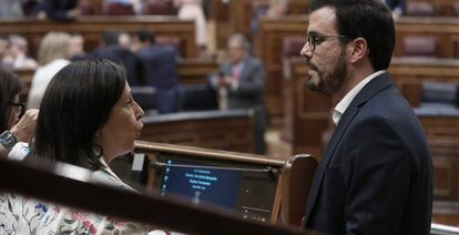 La portavoz del PSOE, Margarita Robles, conversa con Alberto Garzón, de Unidos Podemos.