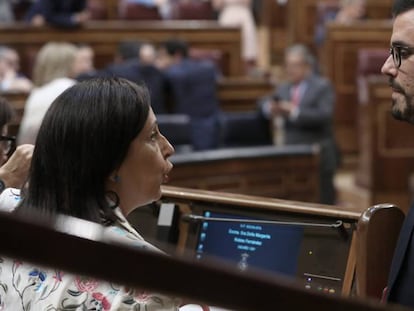 La portavoz del PSOE, Margarita Robles, conversa con Alberto Garz&oacute;n, de Unidos Podemos.