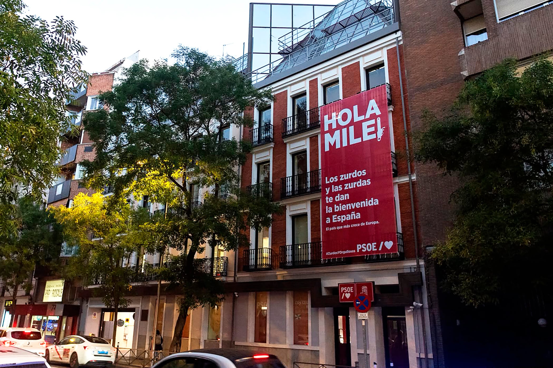 Última hora de la actualidad política, en directo | El PSOE despliega una lona en su sede para reivindicar “el orgullo de ser zurdos” con motivo de la visita de Milei