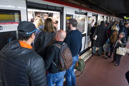 Pasajeros en el metro de Barcelona, en una imagen de archivo.