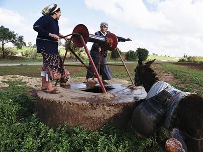 Dos mujeres sacan agua de un pozo en Marruecos.