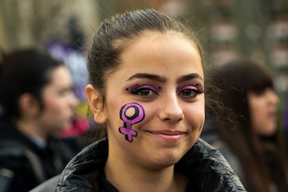 Una asistente a la manifestación convocada por la Comisión 8M, este miércoles en Madrid.