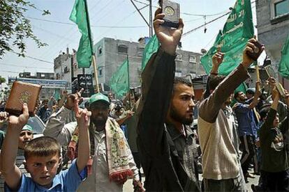 Seguidores del grupo integrista islámico Hamás muestran copias del Corán durante una manifestación contra EE UU ayer en Gaza.