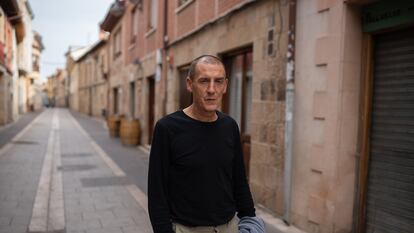 Emilio Guerrero, hermano de una de las dos adolescentes de Aguilar de Campoo (Palencia) que desaparecieron en 1992, n una calle del pueblo, el pasado 6 de octubre.