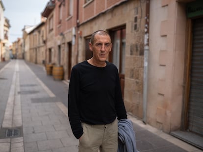 Emilio Guerrero, hermano de una de las dos adolescentes de Aguilar de Campoo (Palencia) que desaparecieron en 1992, n una calle del pueblo, el pasado 6 de octubre.