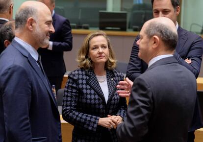 Nadia Calviño conversa con su homólogo alemán Olaf Scholz (dcha), y con el comisario europeo de Asuntos Económicos, Pierre Moscovic, el pasado día 11 de marzo.