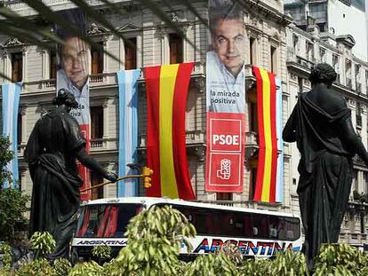 Propaganda electoral del PSOE, con la imagen de Zapatero, en un edificio del centro de Buenos Aires.