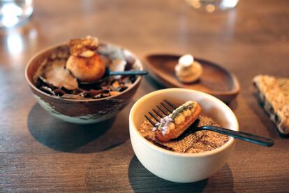 Empezamos por los aperitivos: merengue de escabeche con boletus y un 'ningyo yaki' de sopa de ajo.