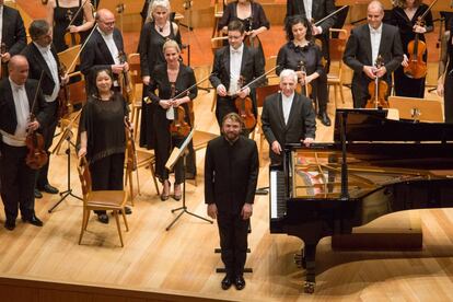 Denis Kozhukhin y Vladímir Áshkenazi con la Orquestra de Cadaqués, ayer en el Auditorio de Zaragoza.