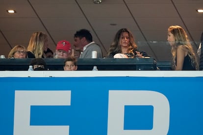 Gisele Bündchen con sus hijos, familiares y amigos observan a Tom Brady y los Buccaneers durante la final de la Super Bowl de 2021.