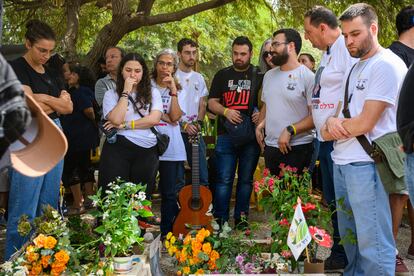 Los amigos, familia y vecinos visitan las tumbas de los asesinados por el aniversario del ataque de Hamás, este lunes. 