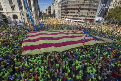 Una enorme bandera estelada es llevada por los participantes de la manifestación en pseo de Gràcia.