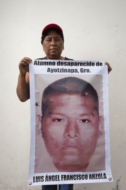 Benigna Arzola, madre del normalista desaparecido Luis Angel Francisco Arzola, posa al final de la manifestación por la presentación con vida de los 43 normalistas desaparecidos en Iguala. Tixtla, Guerrero (México).