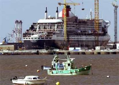 El &#39;Queen Mary II&#39;, en los astilleros franceses de Saint-Nazare.