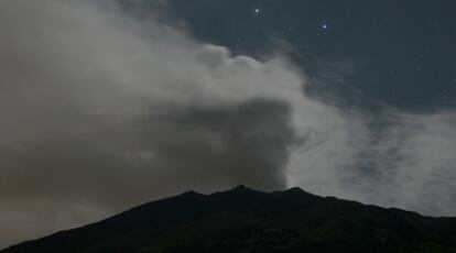 Fotografía de archivo del volcán Galeras, situado a unos 700 kilómetros de Bogotá y a una altitud de 4.276 metros.