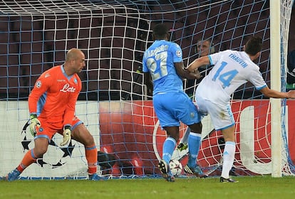 Thauvin bate a Reina.