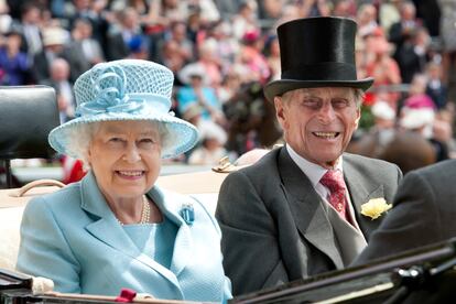 Los reyes fueron los invitados estrella de la primera jornada de Ascot. Isabel II, cumpliendo el protocolo a rajatabla lució un look monocromático en azul cielo y sombrero.