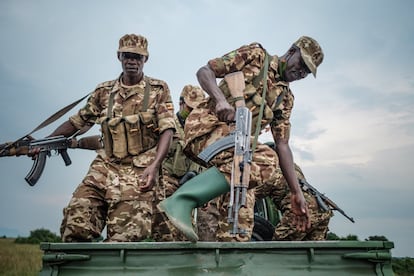Los guardabosques saben que su trabajo es duro y, en ocasiones, peligroso. Por toda África, cerca de 100 son asesinados mientras desempeñan su trabajo todos los años desde 2010, según datos de la ONG Thin Green Line.