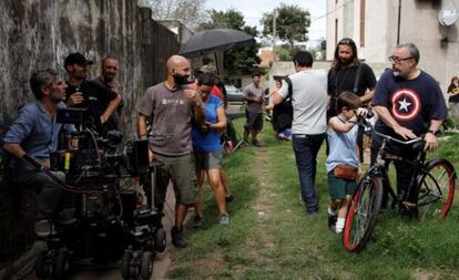 Álex de la Iglesia, a la derecha, durante el rodaje del documental 'Messi¡, junto al actor que hizo del futbolista en la niñez.