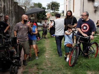 Álex de la Iglesia, à direita, durante as filmagens do documentário.