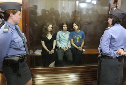 Las tres integrantes del grupo Pussy Riot (de derecha a izquierda), Nadezhda Tolokonnikova, Maria Alyokhina y Yekaterina Samutsevich, tras escuchar la condena.