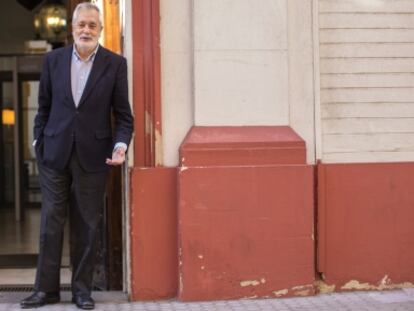 Jos&eacute; Antonio Gri&ntilde;&aacute;n, en la puerta de la sede del PSOE andaluz.