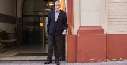 José Antonio Griñán, en la puerta de la sede del PSOE andaluz.