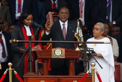 El presidente Uhuru Kenyatta toma posesión de su cargo durante la ceremonia de inauguración en el Estadio Kasarani de Nairobi.