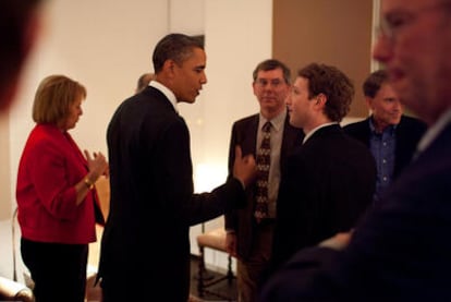 Barack Obama charla con el fundador de Facebook, Mark Zuckerberg, antes de iniciarse la cena con una docena de directivos de empresas tecnológicas en San Francisco.
