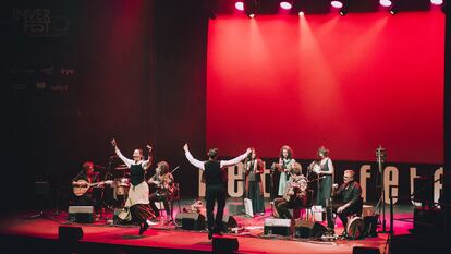 El dúo Fetén Fetén, en el centro del cuarteto, junto con los bailarines Noemí Ordaz y Jaime Puente, el 4 de febrero pasado en el Circo Price de Madrid durante el festival Inverfest 2024.