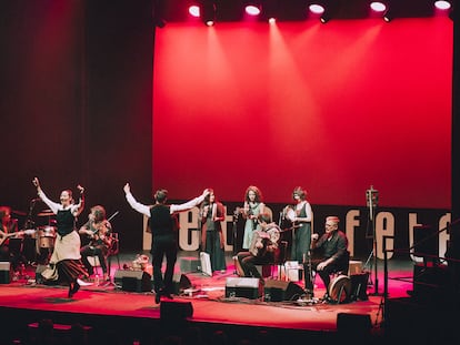 El dúo Fetén Fetén, en el centro del cuarteto, junto con los bailarines Noemí Ordaz y Jaime Puente, el 4 de febrero pasado en el Circo Price de Madrid durante el festival Inverfest 2024.