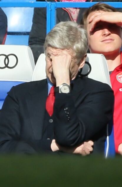 Wenger, cabizbajo, en el banquillo de Stamford Bridge.