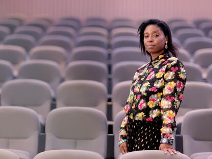 Irenosen Okojie, retratada en la British Library de Londres, en septiembre.