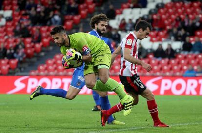 Marcos atrapa el bal&oacute;n.