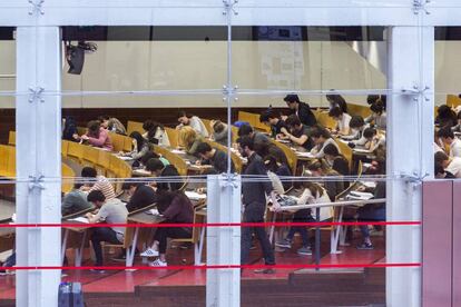 Una aula de la Universitat Pompeu Fabra, durant un examen.