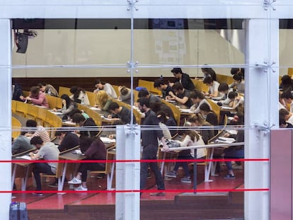 Una aula de la Universitat Pompeu Fabra, durant un examen.