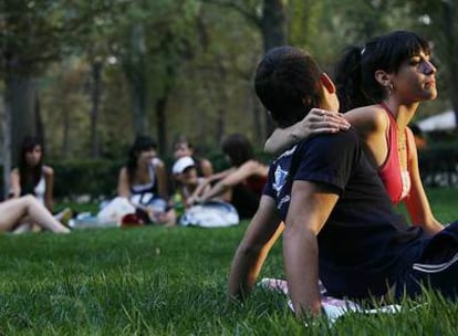 Un gen de la infidelidad reabre el debate sobre el compromiso. En la foto, una pareja en el parque del Retiro de Madrid.