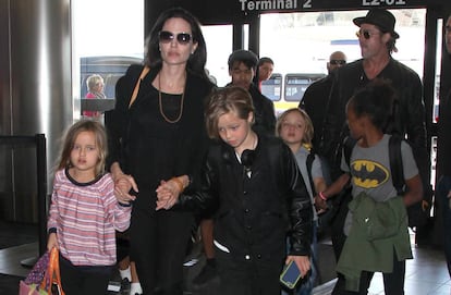 Angelina Jolie y Brad Pit con cinco de sus seis hijos Maddox, Zahara, Shiloh, Vivienne y Knox en Los Ángeles, en junio de 2015.