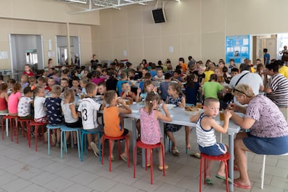 Los niños acogidos en diferentes orfanatos de la región de Donetsk almuerzan en Zolotaya Kosa, un asentamiento en el Mar de Azov, en el suroeste de Rusia, el viernes 8 de julio de 2022. 
La infancia de la Federación Rusa no se libra de las garras de la pobreza. Esta representa casi las tres cuartas partes del aumento total del número de niños viviendo en esta situación debido a la guerra en Ucrania y a la crisis del coste de la vida en la región. Ahora hay 2,8 millones de menores de edad más viviendo en hogares bajo el umbral de la pobreza. En Ucrania hay ahora medio millón más de niños viviendo en esta situación, el segundo mayor aumento, seguido de Rumanía, con 110.000 niños más. 