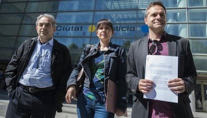 De izquierda a derecha, el abogado Jos&eacute; Luis Ramos y los concejales de EU Rosa Albert y Amadeu Sanchis. 