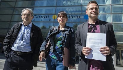 De izquierda a derecha, el abogado José Luis Ramos y los concejales de EU Rosa Albert y Amadeu Sanchis.
